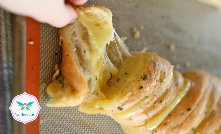 Hasselback sarımsak peynirli ekmek