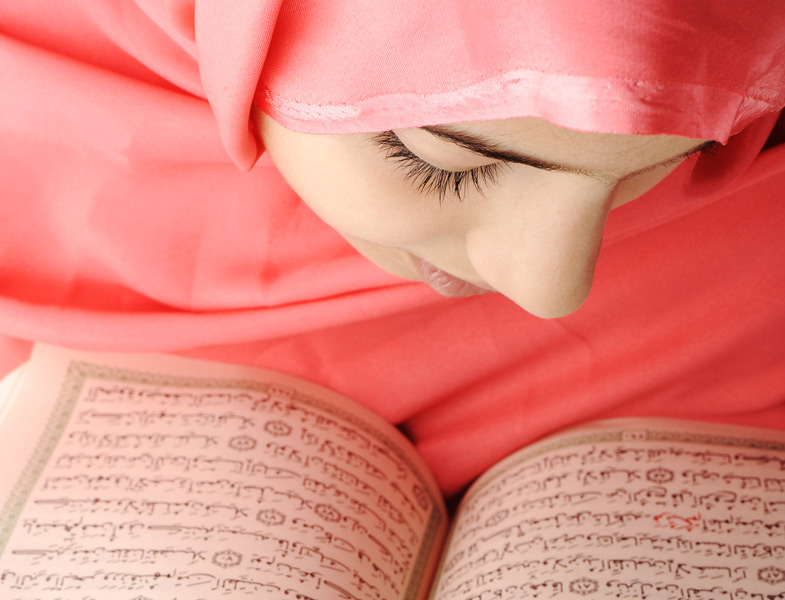 Kuran Okuyan Müslüman Kadın
