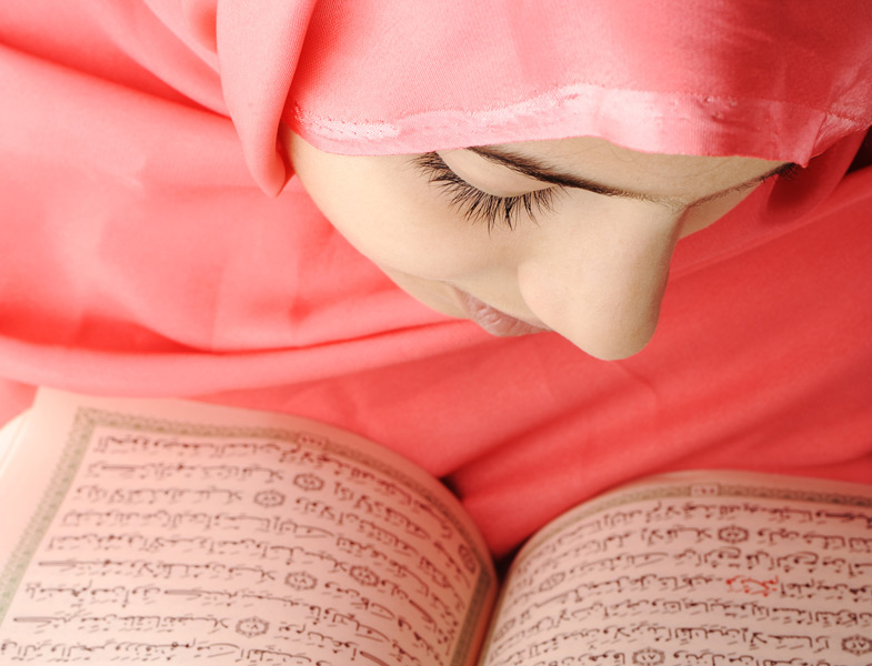 Kuran-ı Kerim Okuyan Müslüman Kadın