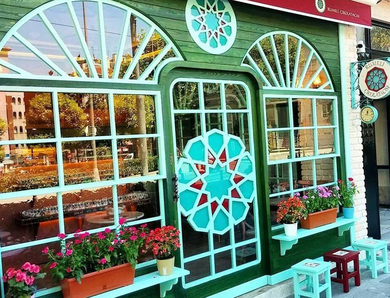 Rumeli Çikolatacısı Resimlerle Tesettür Giyim Modelleri ve Online