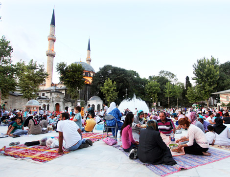 İstanbul’un Kadim Semtlerinde Bir Başkadır “Ramazan”