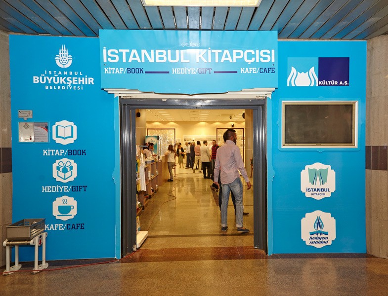 İstanbul Kitapçısı Taksim Metrosunda