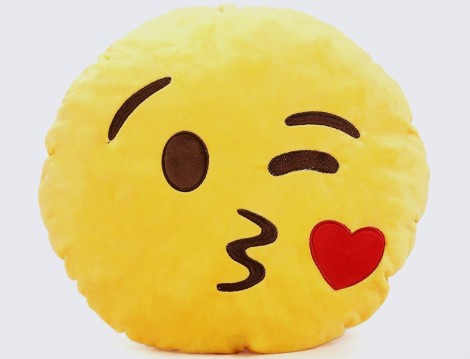Kalpli Öpücük Gönderen Emoji