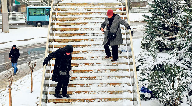 Buzlu Merdivenlerden İnerken Dikkat Edilmesi Gerekenler