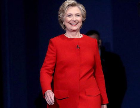 Hillary Clinton’nın Kırmızı Kıyafetini Deşifreliyoruz!