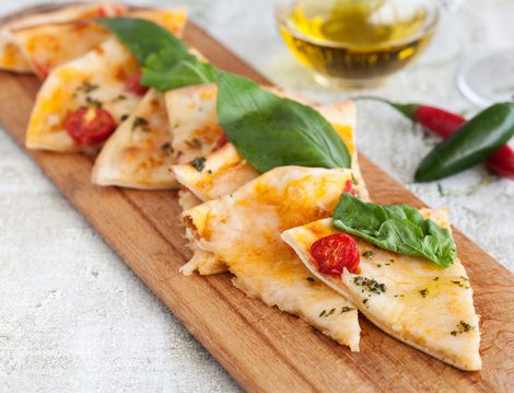 Bol Peynirli Ev Yapımı Pizza Tarifi
