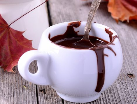 Çikolata Soslu Kızılcık Kremalı Pasta Tarifi