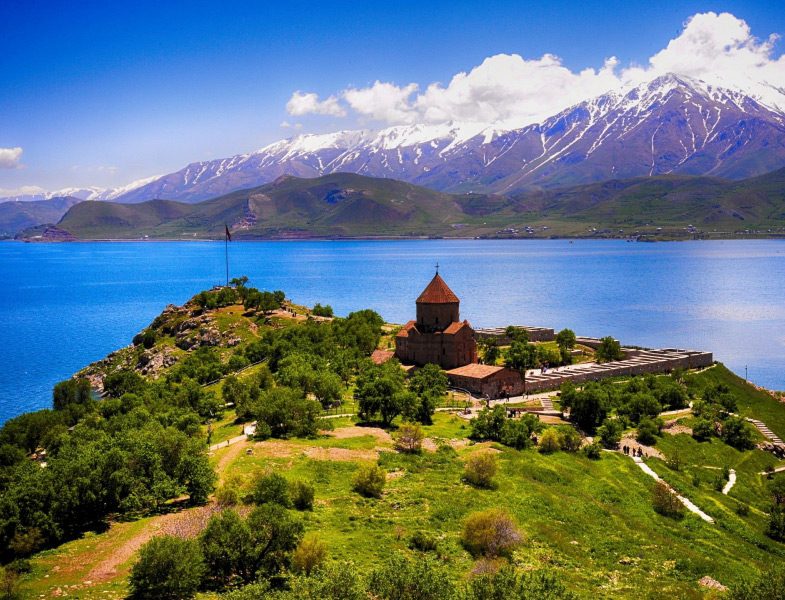 Masmavi Deniziyle Türkiye'nin En Güzel Adalarından Biri Akdamar