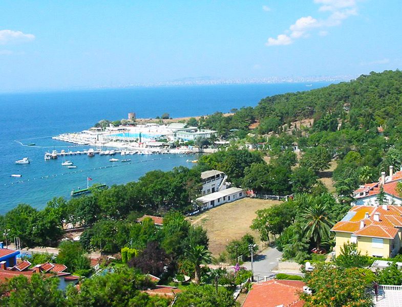 Masmavi Deniziyle Türkiye'nin En Güzel Adalarından Biri Heybeliada