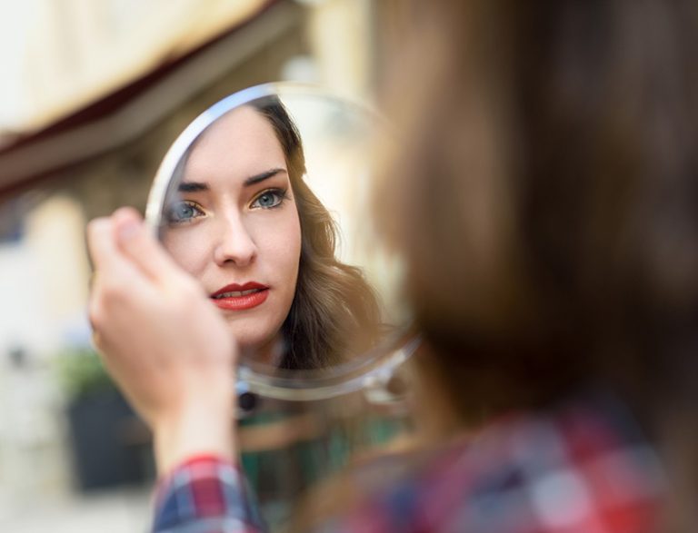 Ayna Ayna Söyle Bana!