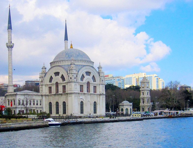Baharda Bir Başka Güzel İstanbul’un Boğaza Nazır Camileri