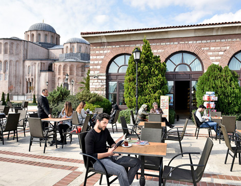 kitap ve cay keyfine muhtesem istanbul manzarasinin eslik ettigi istanbul kitapcisi zeyrek cafe