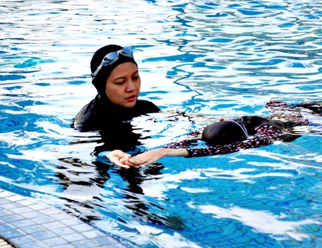 Bayan Antrenör Eşliğinde Kadınlara Özel Yüzme Dersi Veren Spor Merkezleri