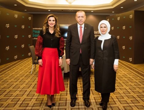 Ürdün Kraliçesi Rania al Abdullah'ın Kırmızı – Siyah Davet Stili