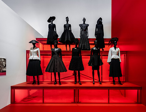 “Christian Dior: Paris’ten Dünyaya” Sergisinden Günümüzde Giyilebilecek Muhafazakar Tasarımlar