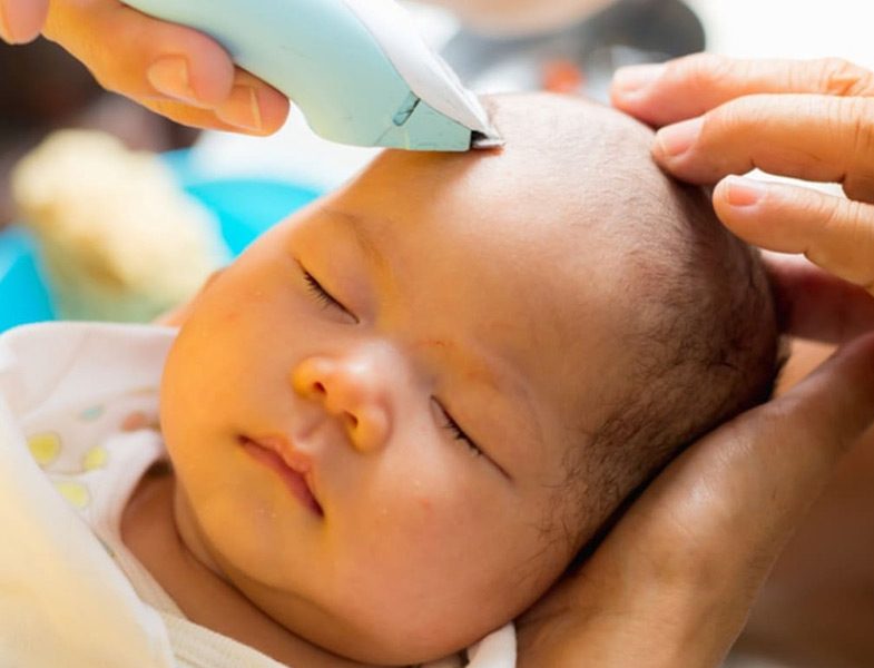 Yenidoğan Bebeğin Saçını Tıraş Etmek