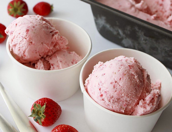 En Kolay Çilekli Dondurma Nasıl Yapılır? Çilekli Dondurma Tarifinin Püf Noktaları