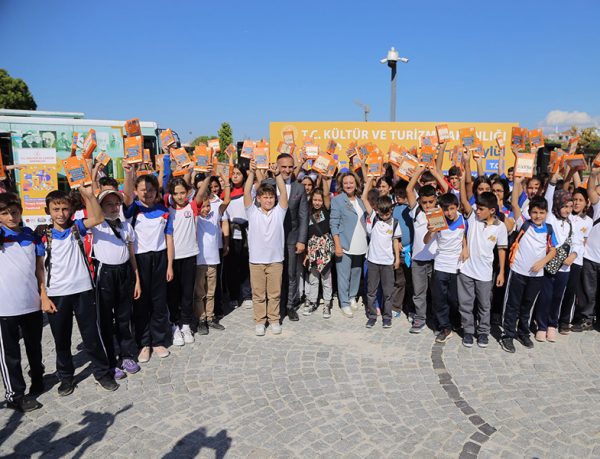 Troya Kültür Yolu Festivalinde Çocuklara Kitap Hediyesi