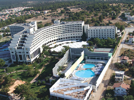 Caprice Hotel, Bayanlara Özel Havuzu İle Sezonu Açtı