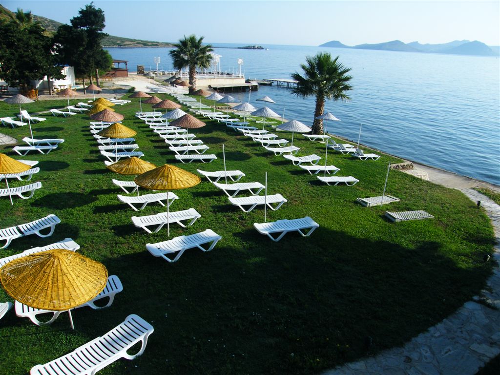 Bodrum’daki Alternatif Tatil Merkezi Bal Beach Hotel Bayanlara Özel Havuz ve Plaja Sahip