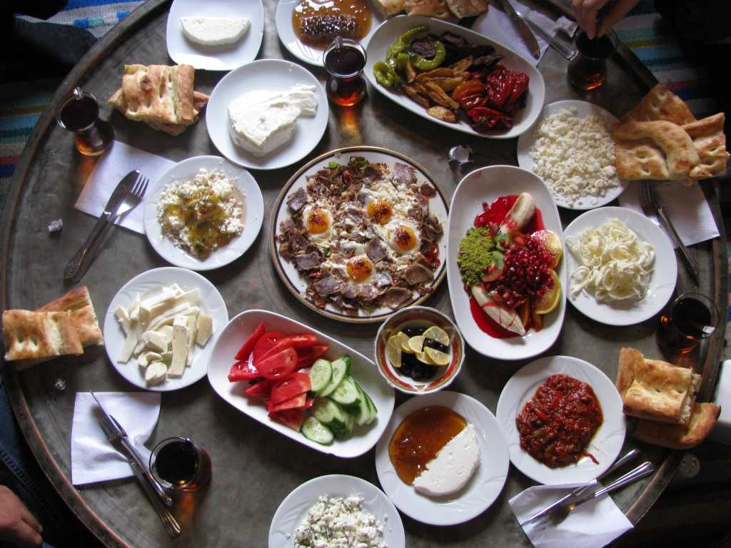 Bu Sofrada Bir Kuş Sütü Eksik