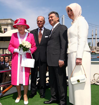HAYRÜNNİSA GÜL’ÜN BATILI OLMAYAN GİYİM TARZI