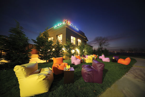 Eşsiz Göl Manzarasıyla Love Garden…