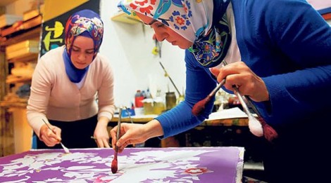 İpek Eşarplar Sanat Eserine Dönüşüyor…