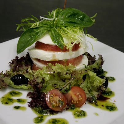 Domates dilimleri eşliğinde mozarella peyniri