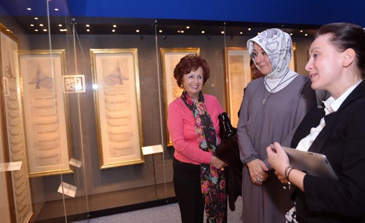 Hayrünnisa Gül, “Monet’nin Bahçesi” ile Kitap Sanatları ve Hat Koleksiyonu Sergilerini Gezdi