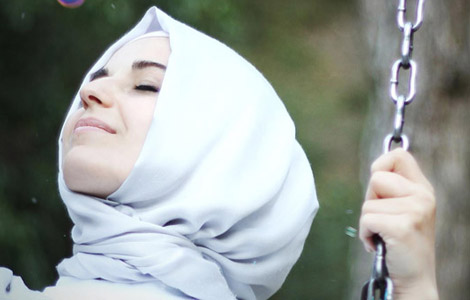 Fotoğraflarında ‘Omzun Üstünden Meleği Gösteren’ Kişi, Züleyha Sarı