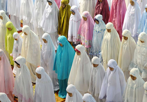 Hanımlar Namaz Kılarken Nasıl Giyinmeli?