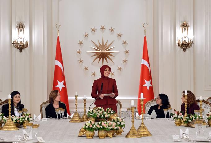 Hayrünnisa-Gül-Kıyafetleri-ve-Kıyafet-Stili