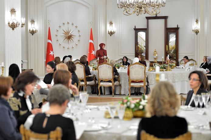 Hayrünnisa-Gül-Kıyafetleri-ve-Kıyafet-Stili