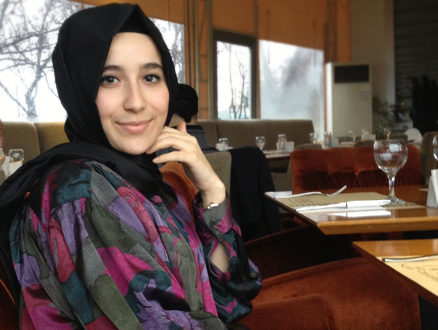 Tesettür Giyimin Genç Tasarımcısı Şüheda Aydın’la Şüşütown Üzerine