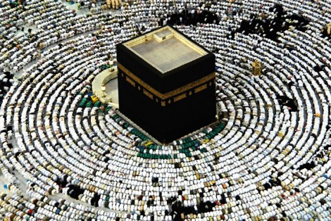 Kabe'de Yüzbinlerce Müslüman İbadet Ediyor
