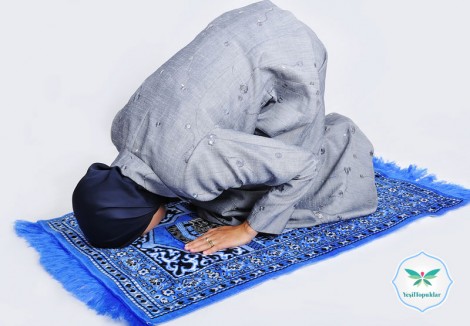 Müslüman Bir Kadın Pantolon ile Namaz Kılabilir mi?
