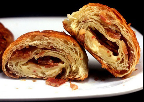 Pastırmalı Rulo ve Kaşarlı Ekmek Dilimleriyle Nefis Bir Kahvaltı