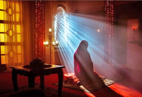 Kısa ve Dar Kıyafetlerle Namaz Kılınır mı