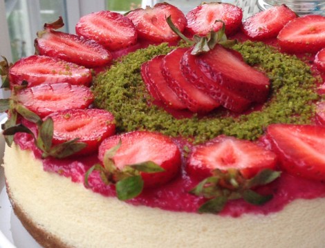 Çilek Soslu Cheesecake Tarifi