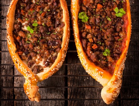 Acı Soslu Kıymalı Pide