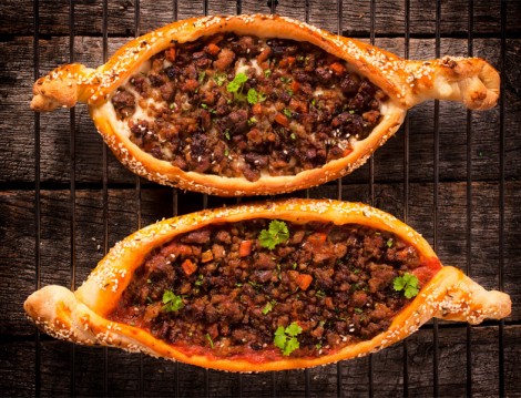 Acı Soslu Kıymalı Pide