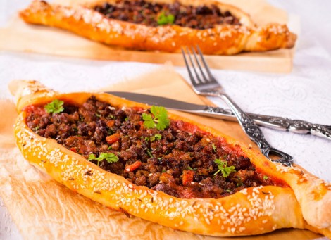 Acı Soslu Kıymalı Pide