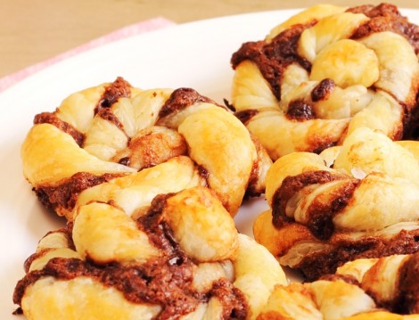 Çikolatalı Milföy Çörek Tarifi