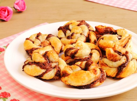 Çikolatalı Milföy Çörek Tarifi