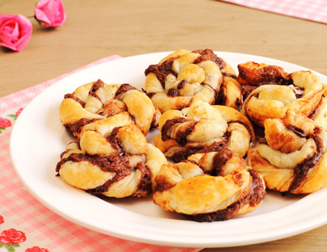 3 Malzemeyle Pratik Çikolatalı Çörek Tarifi