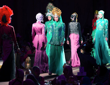 Malezyalı Kadınlar İslami Moda Festivali’nde Kansere Karşı Yürüdü!