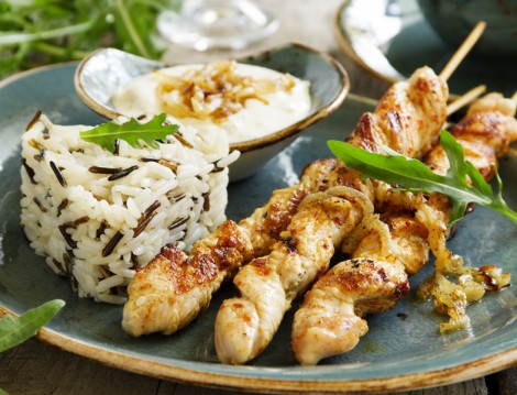 İki Renkli Pirinç Pilavı ve Soslu Tavuk Şiş Izgara Tarifi 