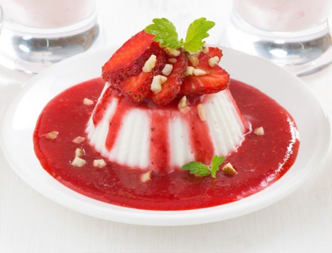 Çilek Soslu İrmik Tatlısı
