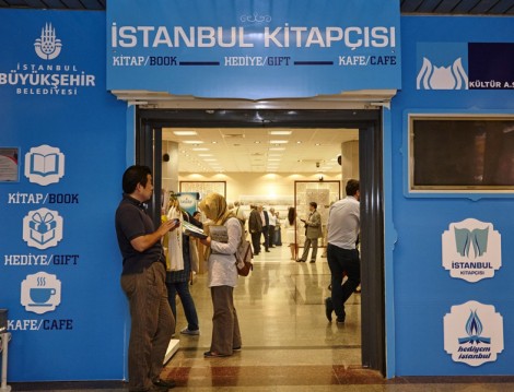 İstanbul Kitapçısı Taksim Metrosunda